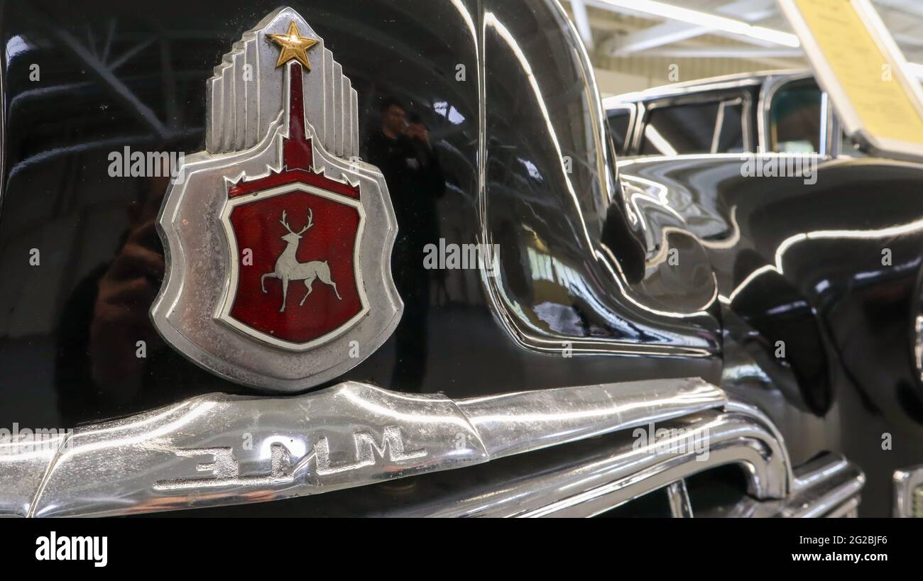 Vecchia auto retrò sovietica GAZ-12 ZIM 1956, l'emblema sul cofano. È stato spesso utilizzato nei servizi di taxi. Mostra di auto da collezione. A sei posti a passo lungo Foto Stock