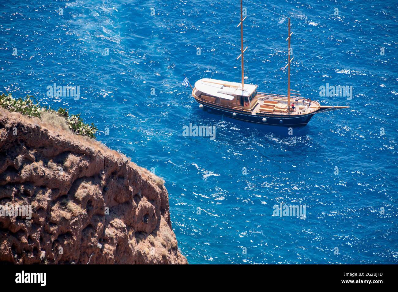 Barca gulet tradizionale sull'isola di Santorini, vista aerea dalla cima della caldera Foto Stock