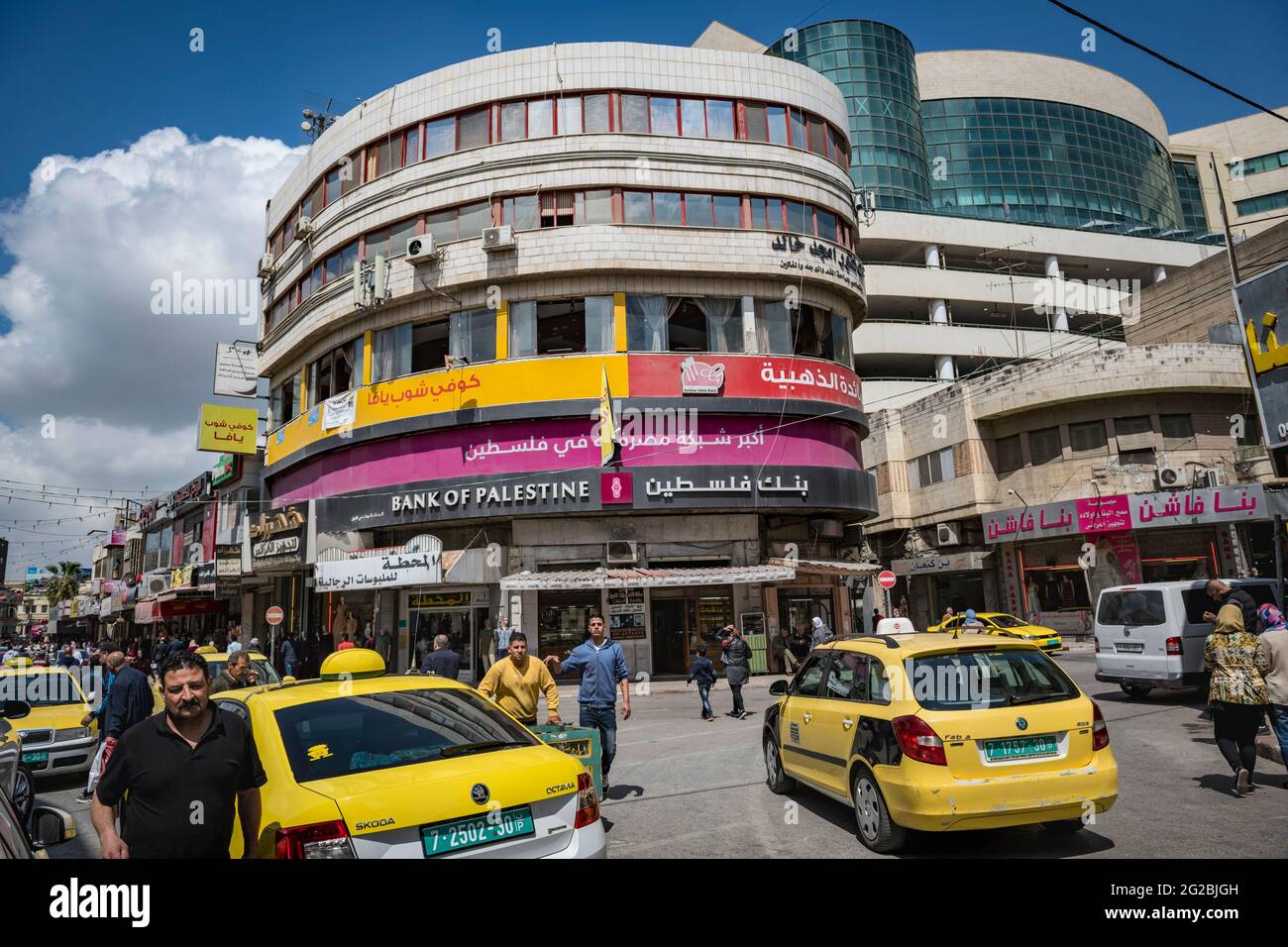 Intorno a Piazza dei Martiri a Nablus. Questa antica città è annidata in una valle tra due suggestive montagne, il Monte Jarzim e il Monte Etal. Palestina Foto Stock