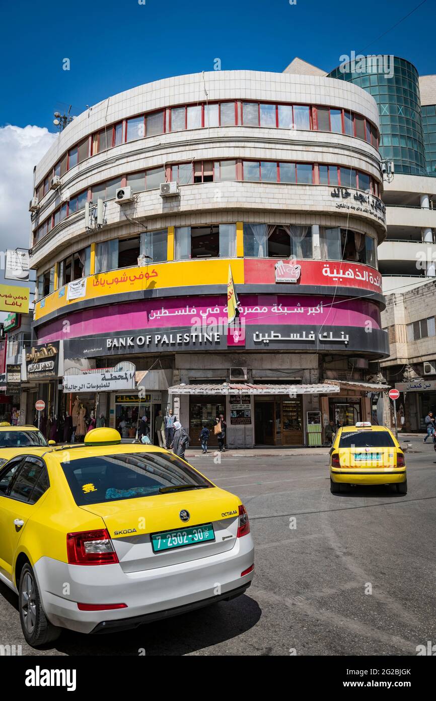 Vivace piazza dei Martiri a Nablus. Questa antica città è annidata in una valle tra due suggestive montagne, il Monte Jarzim e il Monte Etal. Palestina Foto Stock