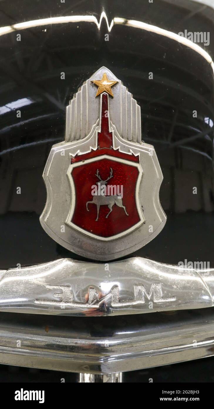 Vecchia auto retrò sovietica GAZ-12 ZIM 1956, l'emblema sul cofano. È stato spesso utilizzato nei servizi di taxi. Mostra di auto da collezione. A sei posti a passo lungo Foto Stock