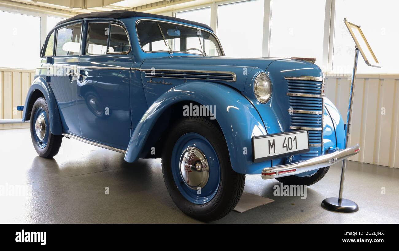 Auto d'epoca sovietica Moskvich-401 passeggeri cabriolet blu primo piano alla mostra. La prima autovettura prodotta in serie venduta in URSS. Ucraina, Ki Foto Stock