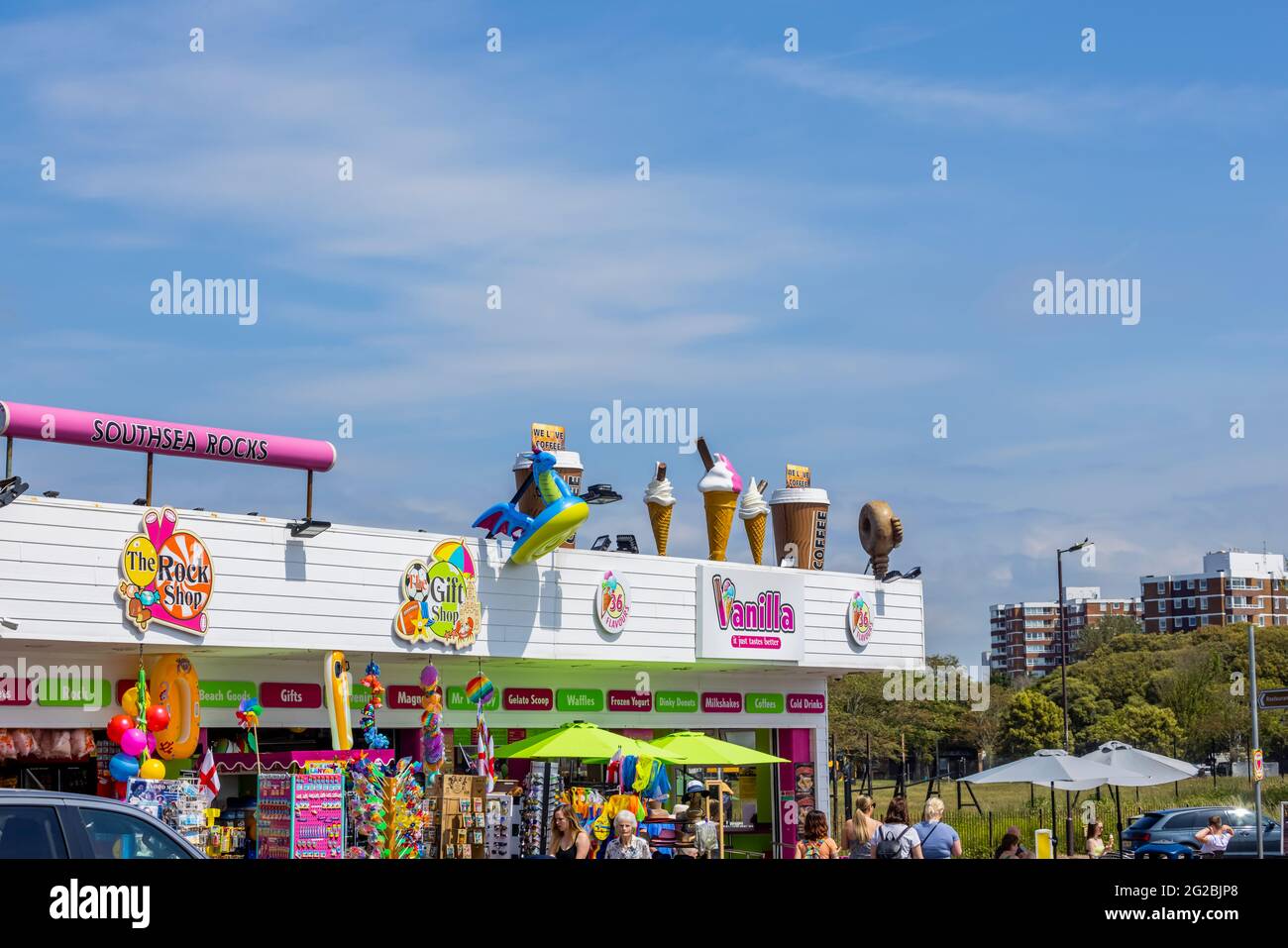 Mostra sul tetto davanti a negozi di articoli da regalo e snack bar a Clarence Easpanade, Southsea, Portsmouth, Hampshire, costa meridionale Inghilterra Foto Stock