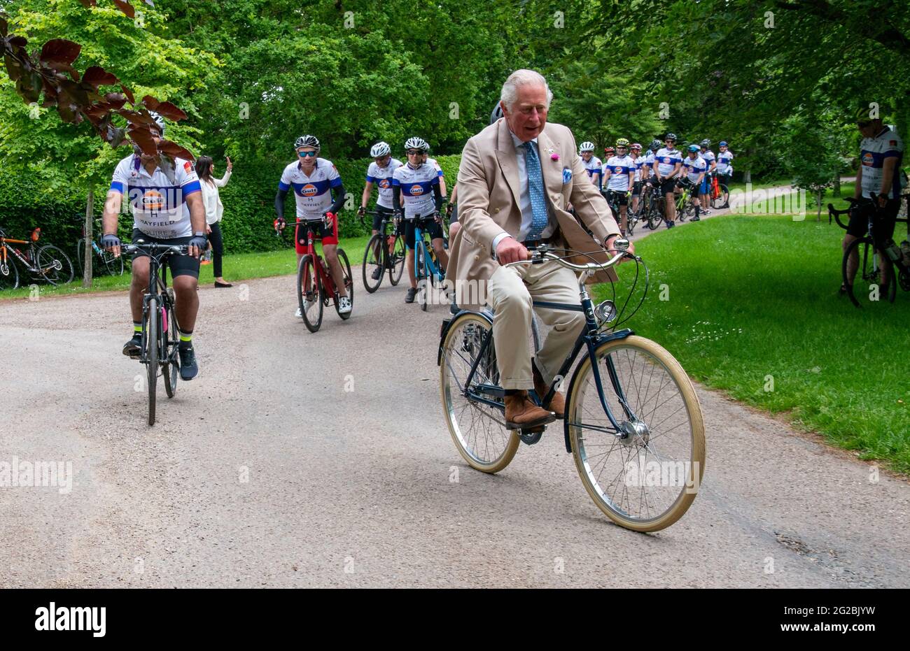 Il Principe del Galles si svolge in bicicletta con i rappresentanti del British Asian Trust ad Highgrove, nel Gloucestershire, prima di intraprendere l'evento ciclistico "Palaces on Wheels" dell'ente benefico. Data immagine: Giovedì 10 giugno 2021. Foto Stock