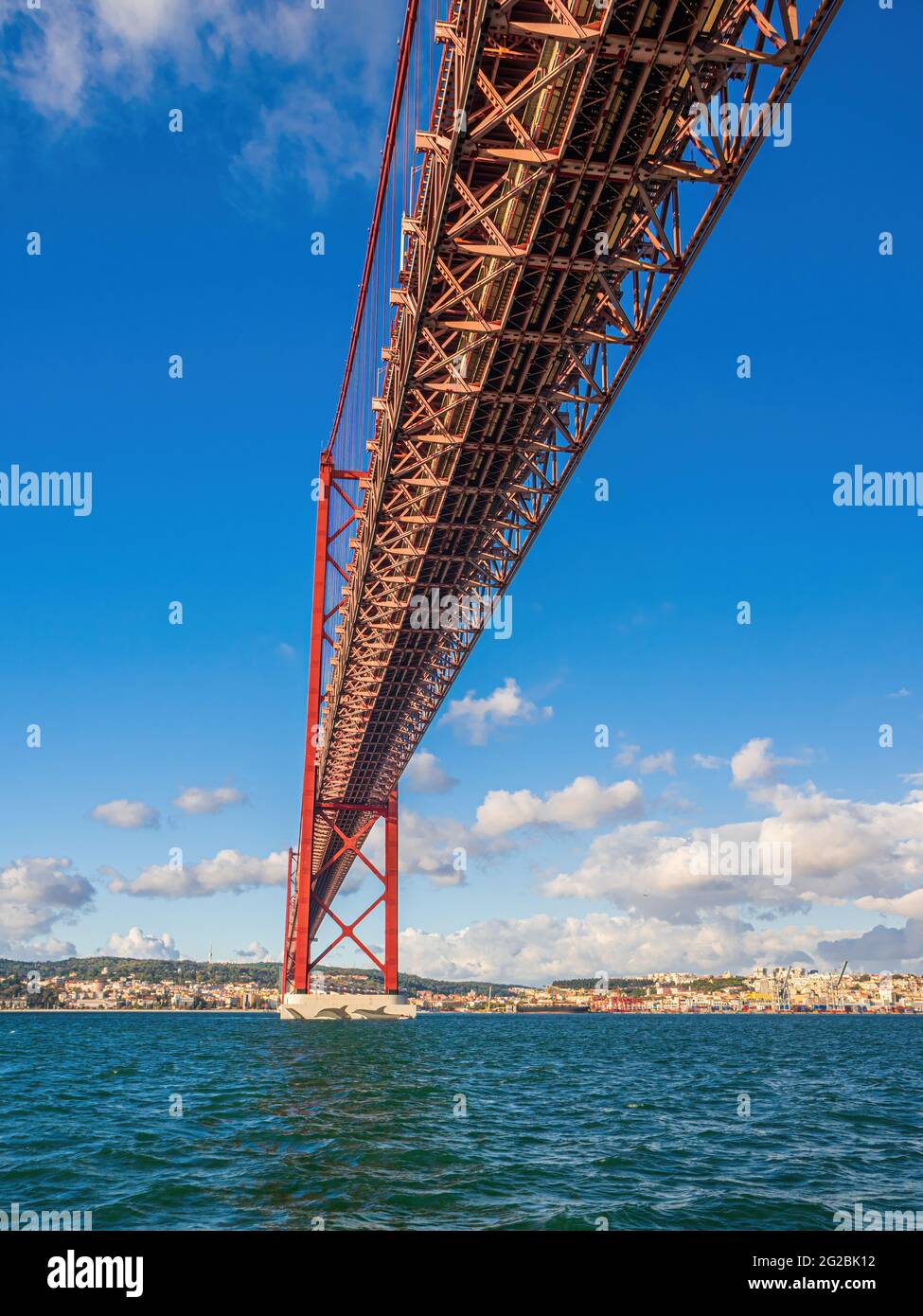 Il ponte 25 de Abril è un ponte che collega la città di Lisbona al comune di Almada, Lisbona Foto Stock