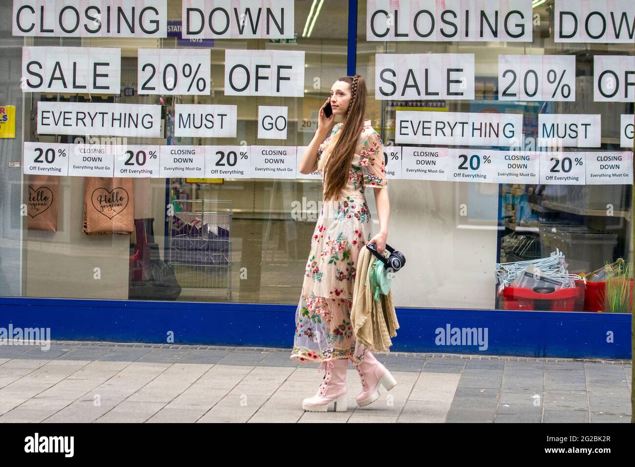 Southport, Merseyside, Regno Unito Meteo 10 Giugno, 2021. Negozi, acquirenti e persone che fanno shopping. Moda estiva in mostra in una calda giornata di lavoro nel centro della città. Credit MediaWorldImages/AlamyLiveNews Foto Stock