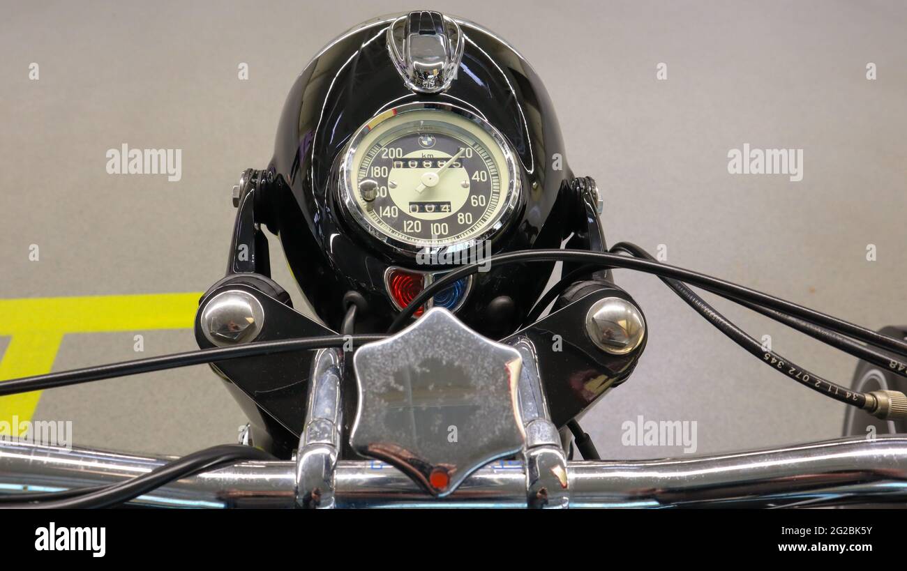 Una delle più grandi moto classiche, la BMW R69S 1969, è considerata un oggetto da collezione. Antiquariato raro d'epoca. Ucraina, Kiev - 09 giugno 2021 Foto Stock