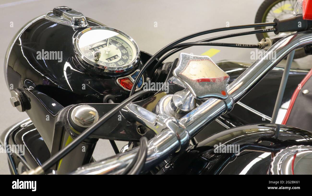 Una delle più grandi moto classiche, la BMW R69S 1969, è considerata un oggetto da collezione. Antiquariato raro d'epoca. Ucraina, Kiev - 09 giugno 2021 Foto Stock