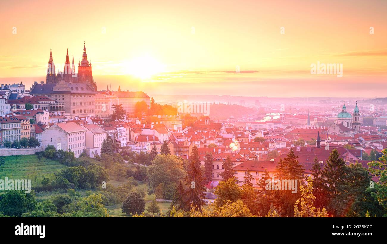Panorama di Praga. Immagine aerea del paesaggio urbano di Praga, capitale della Repubblica Ceca con la Cattedrale di San Vito durante l'alba estiva. Foto Stock