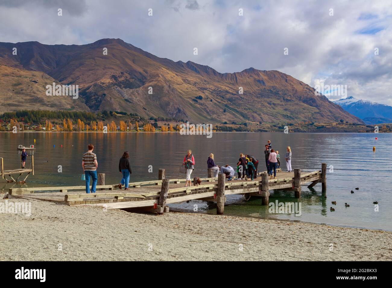 Lago Wanaka, Nuova Zelanda, in autunno. La gente ammira la vista dal molo di Wanaka Foto Stock