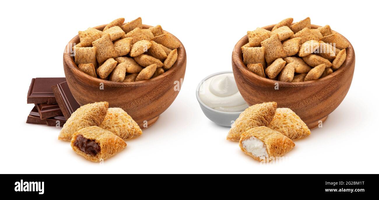 Il mais dolce pad con il cioccolato e il riempimento di latte nella ciotola di legno isolato su sfondo bianco con percorso di clipping, raccolta Foto Stock Il mais dolce pad con il cioccolato e il riempimento di latte nella ciotola di legno isolato su sfondo bianco con percorso di clipping, raccolta Foto Stock
