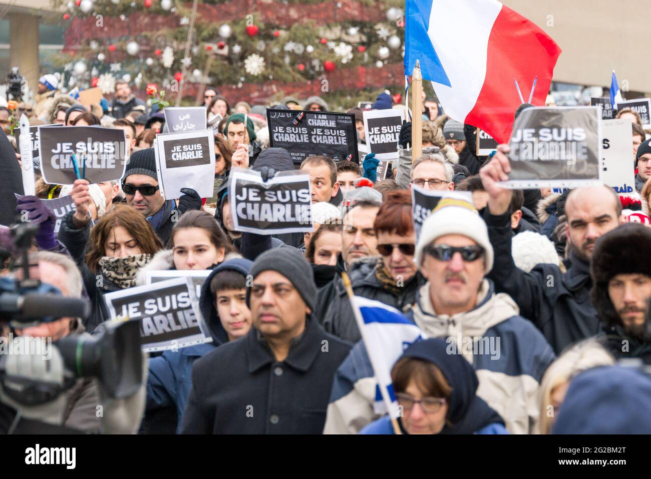 Toronto, Canada-11 gennaio 2015: La gente di Toronto si incontra nella veglia JE suis Charlie a Nathan Phillips Square per onorare le vittime del Charlie Hebd Foto Stock