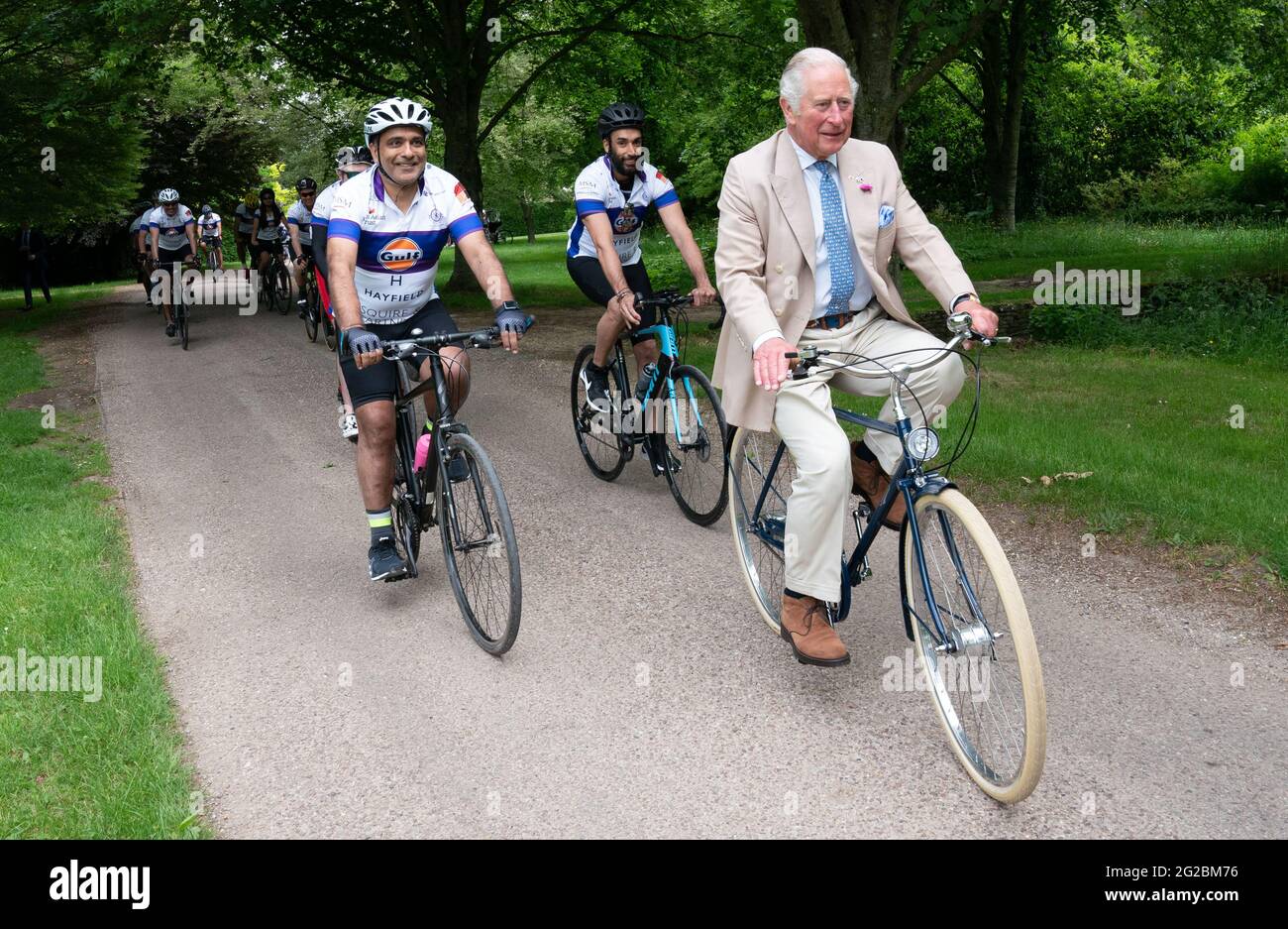 Il Principe del Galles si svolge in bicicletta con i rappresentanti del British Asian Trust ad Highgrove, nel Gloucestershire, prima di intraprendere l'evento ciclistico "Palaces on Wheels" dell'ente benefico. Data immagine: Giovedì 10 giugno 2021. Foto Stock