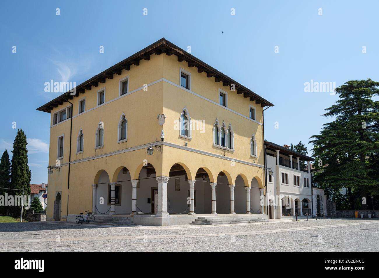 Spilimbergo, Italia. 3 Giugno 2021. Vista estesa del palazzo la Loggia in Piazza Duomo Foto Stock