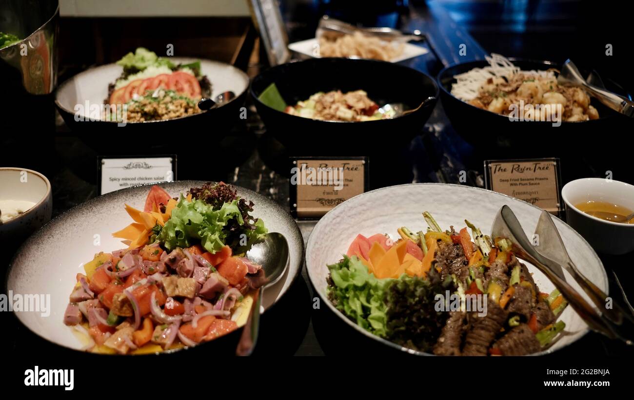 Servitevi delle presentazioni gastronomiche in un buffet a cinque stelle Rain Tree Cafe, l'Athenee Hotel a Bangkok, Tailandia Foto Stock