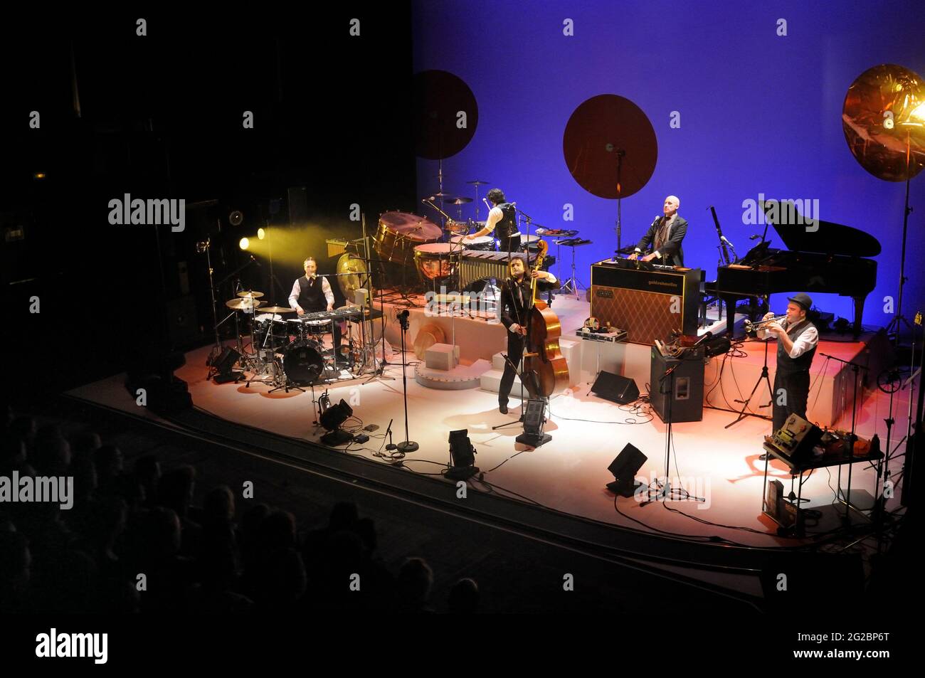 FRANCIA, PARIGI (75) 11 TH CIRCONDARIO, BASTILLE DISTRETTO, CAFE DE LA DANSE, SPETTACOLO DI SPAGHETTI WESTERN ORCHESTRA Foto Stock