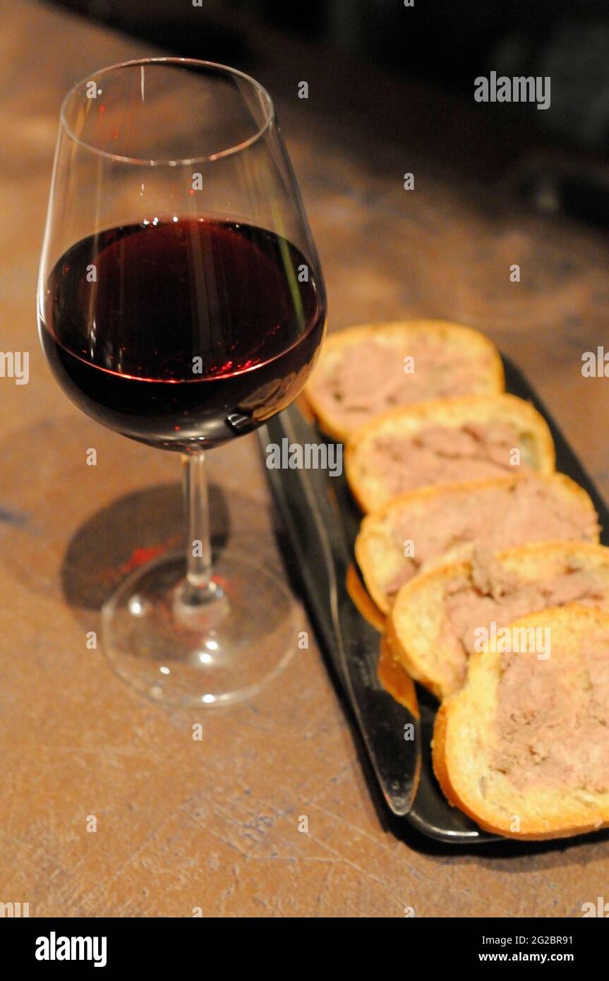 FRANCIA. COTE D'OR (21) REGIONE BORGOGNA. VIGNETO BORGOGNA. BICCHIERE DI VINO BURGUBDY E PANE TOSTATO Foto Stock