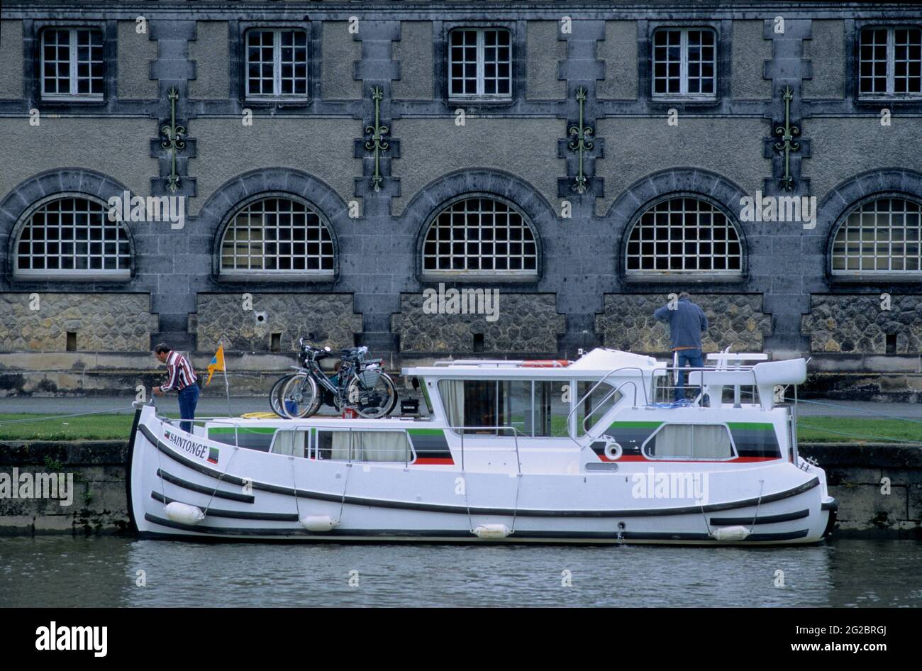 FRANCIA. CHARENTE (16) COGNAC VIGNETO. JARNAC. VINO E LIQUORI STOREHOUSE E CASA GALLEGGIANTE SUL FIUME CHARENTE Foto Stock