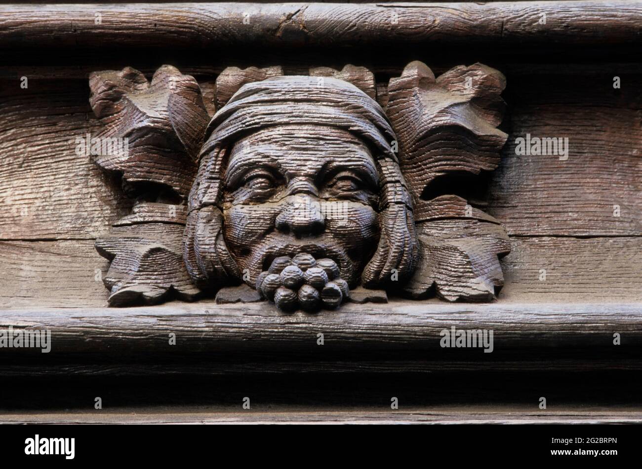 FRANCIA. COTE D'OR (21) REGIONE BORGOGNA. CITTÀ DI DIGIONE. SCULTURA IN LEGNO SULLA FACCIATA DI UNA CASA IN LEGNO Foto Stock