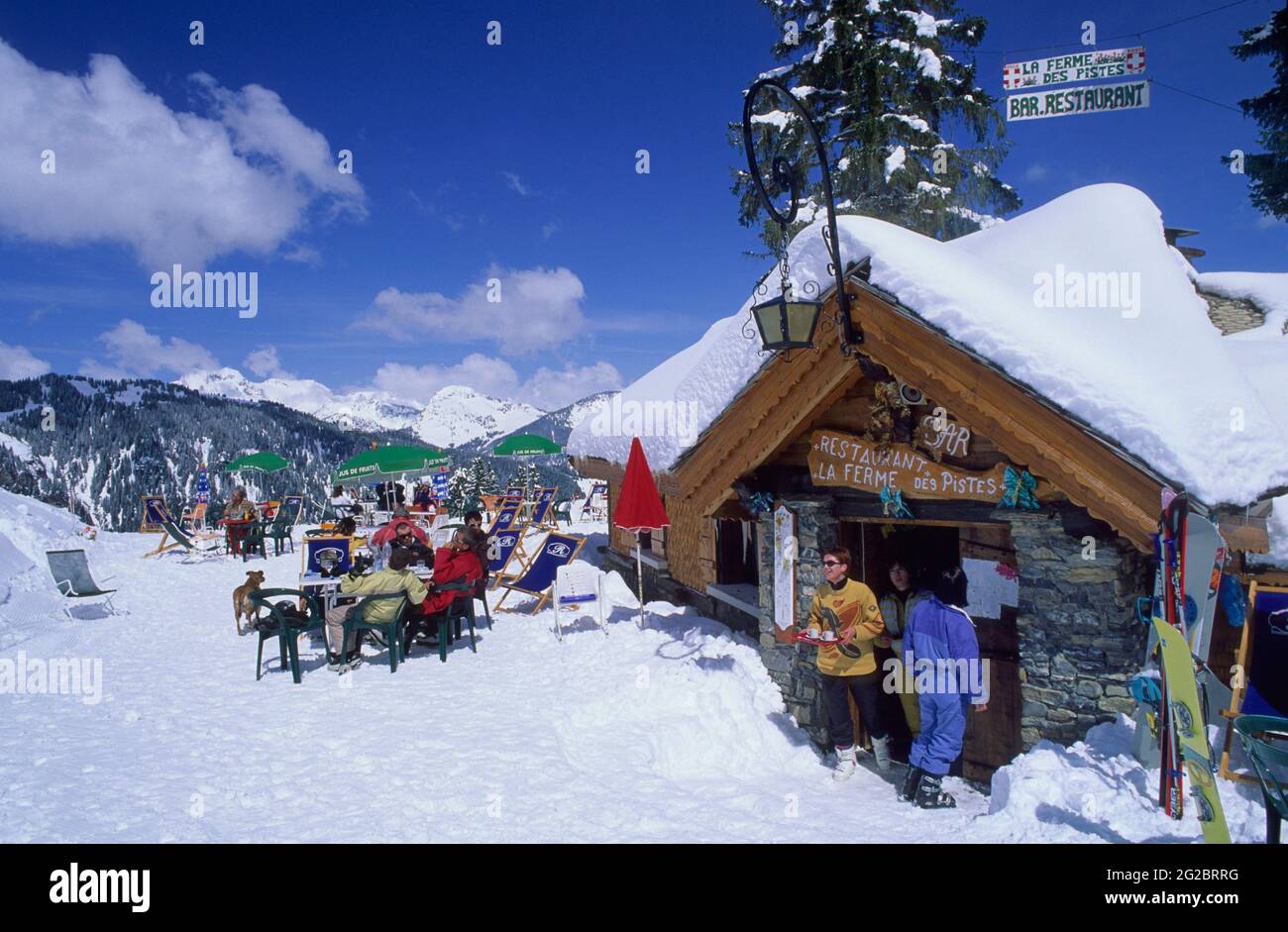 FRANCIA. ALTA SAVOIA (74) VALLE D'ABONDANCE. VILLAGGIO DI CHATEL (LINGA PRE-LA-JOUX) NELLA ZONA SCIISTICA DI LES PORTES DU SOLEIL. TERRAZZA DI LA FERME DES PISTES Foto Stock