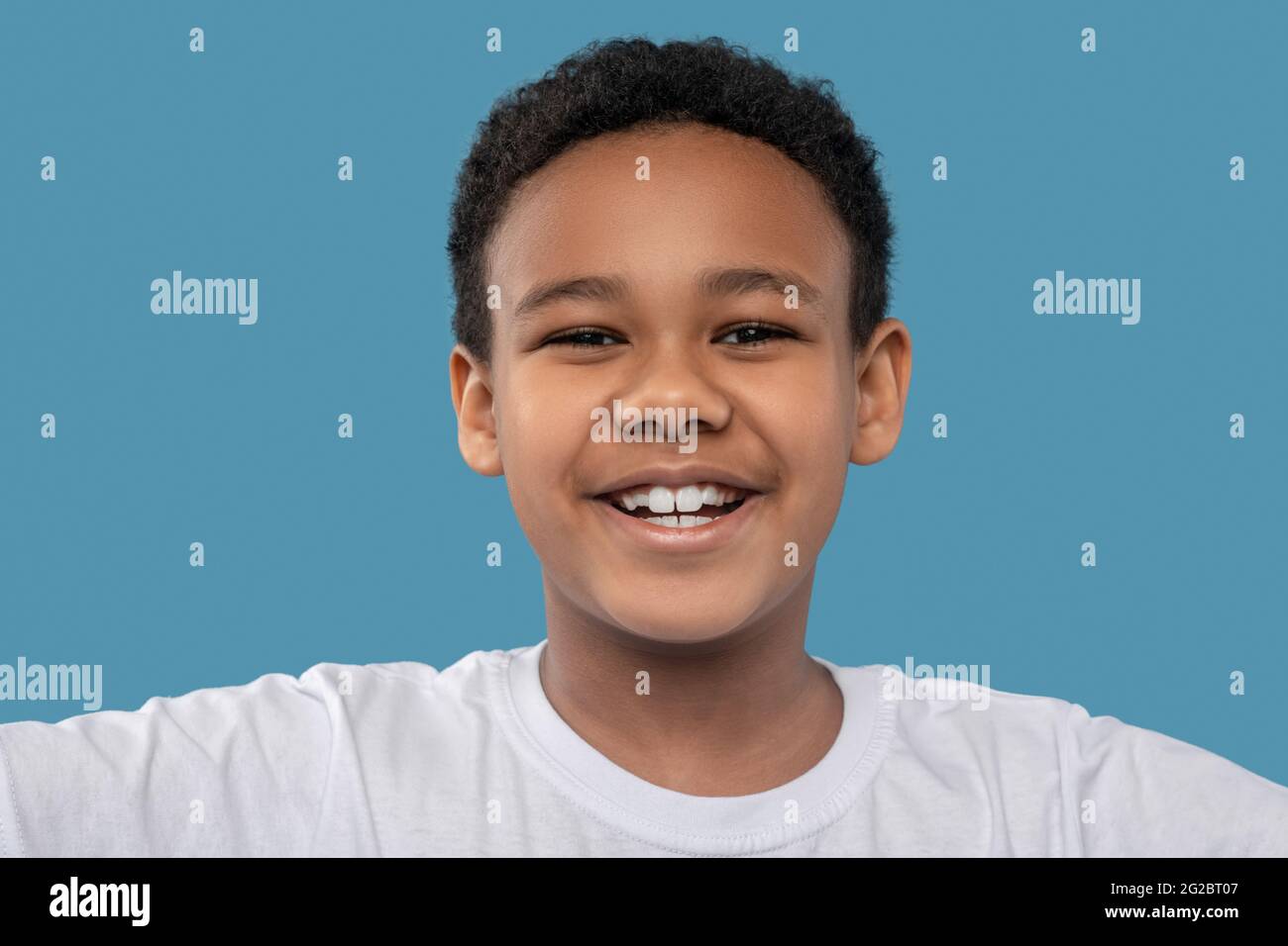 Gioioso ragazzo afroamericano con un sorriso togoteo Foto Stock