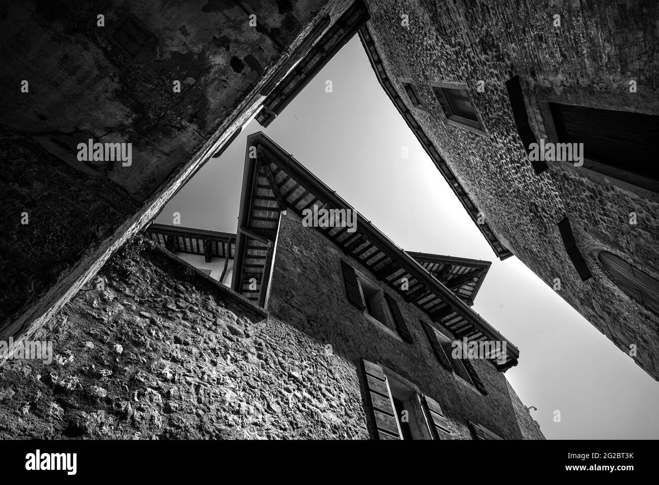 Spilimbergo, Italia. 3 giugno 2021. Vista dei tetti all'ingresso del castello della città Foto Stock