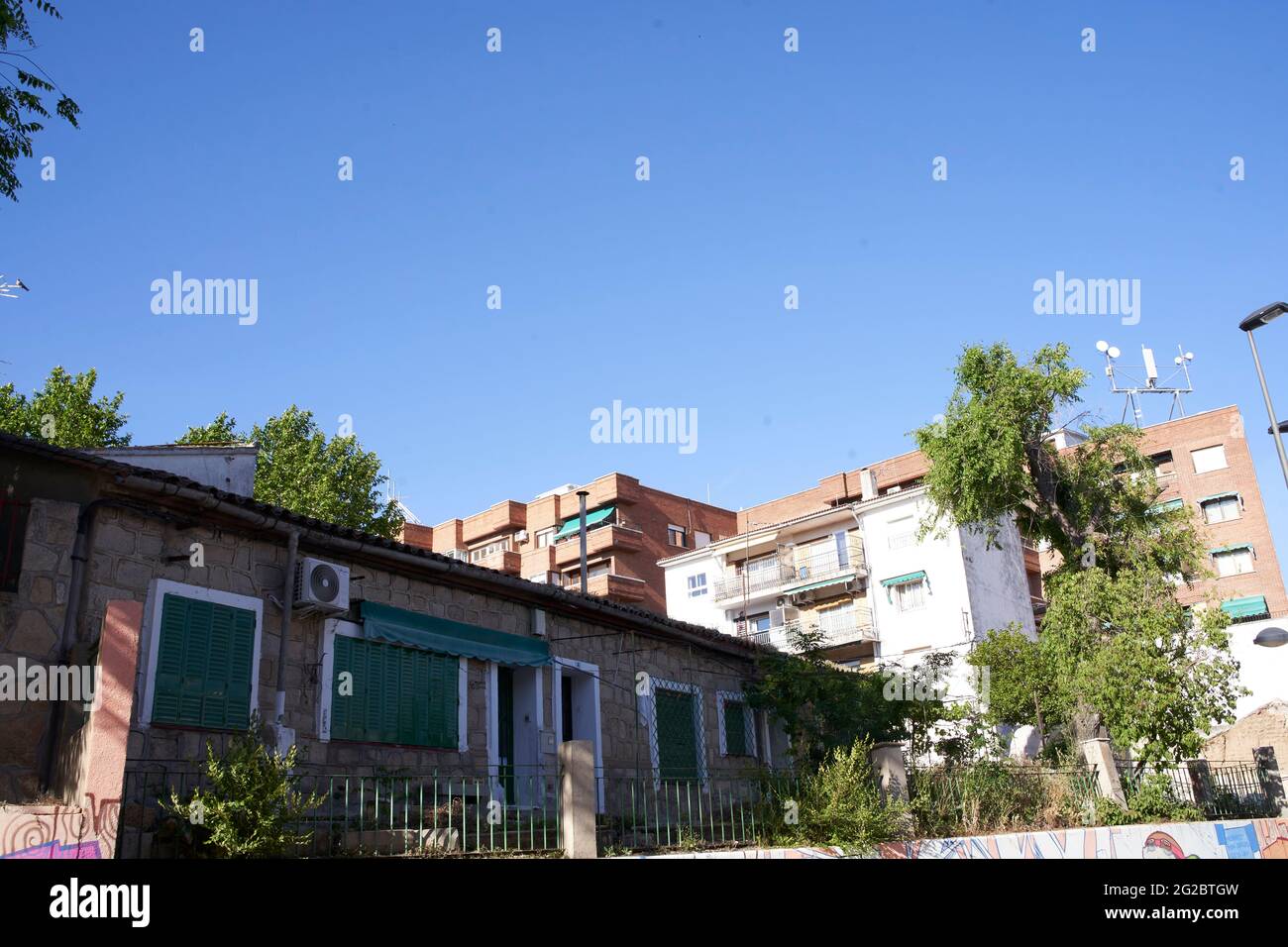 Vista di case basse di un villaggio di madrid chiamato San Martin de Valdeiglesias Foto Stock