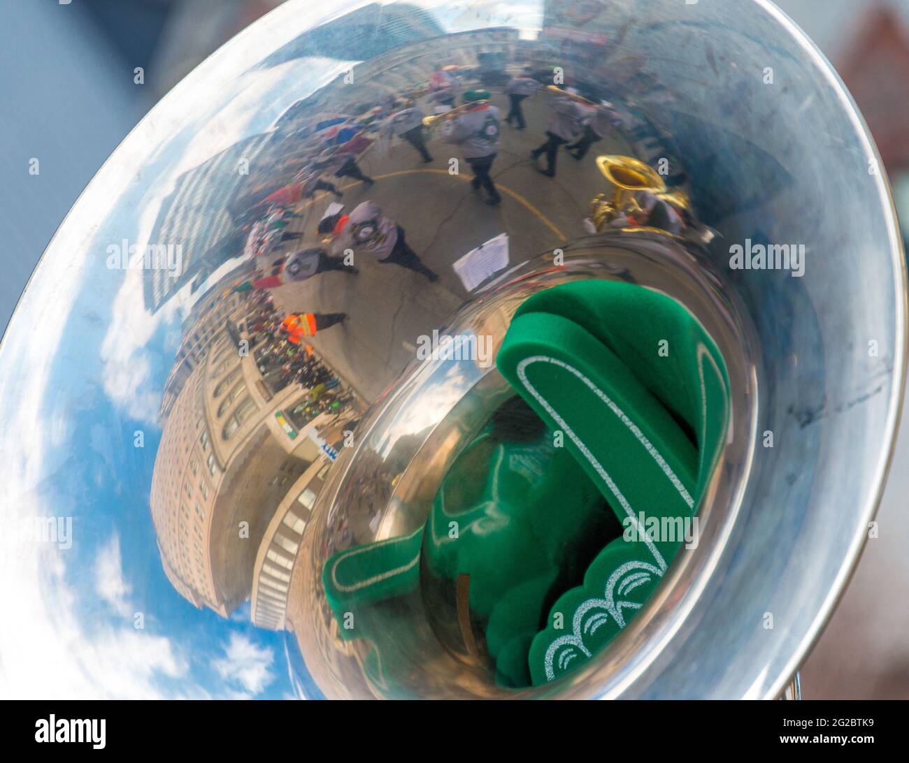 Riflessioni su un trombone durante la XXVIII edizione della Parata di San Patrizio, quarta celebrazione del suo genere al mondo. Foto Stock