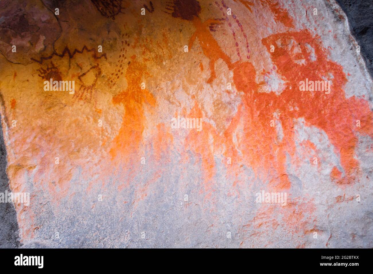 Immagine di una storica parete rocciosa con antichi disegni Foto Stock