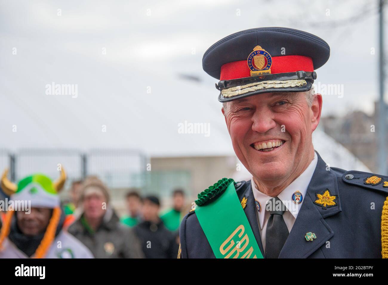 Bill Blair, capo della polizia di Toronto, guida la ventottesima edizione della parata del giorno di San Patrizio come Gran Maresciallo Foto Stock