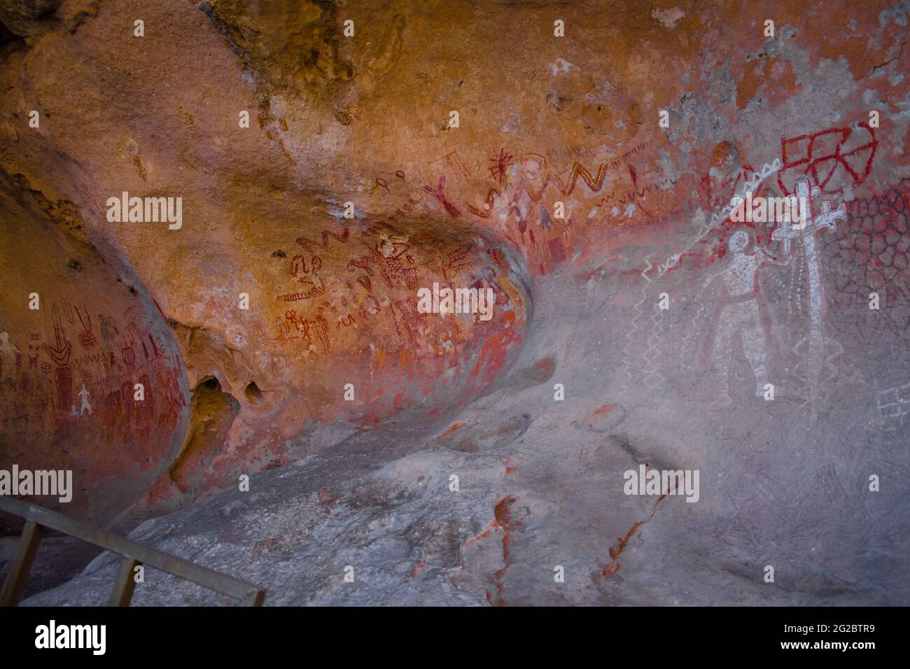 Immagine di una storica parete rocciosa con antichi disegni Foto Stock