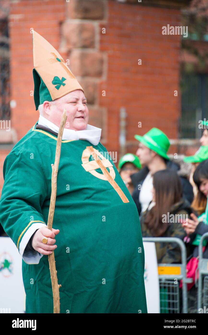 Grande uomo vestito in pieno verde durante la 28° edizione della Parata di San Patrizio, che è la quarta più grande celebrazione del suo genere nel mondo Foto Stock