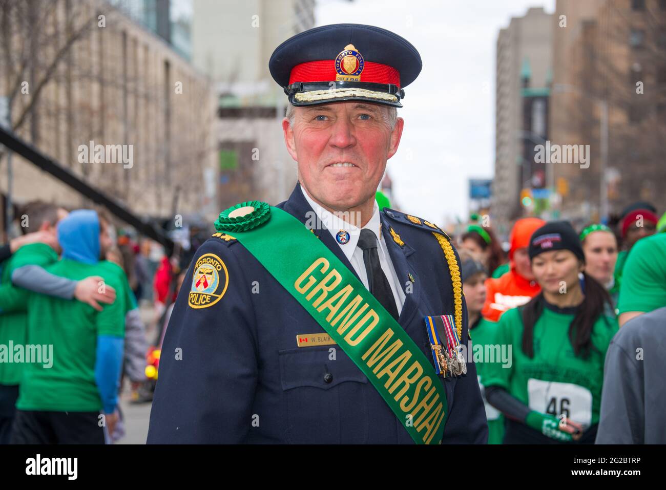 Bill Blair, capo della polizia di Toronto, guida la ventottesima edizione della parata del giorno di San Patrizio come Gran Maresciallo Foto Stock