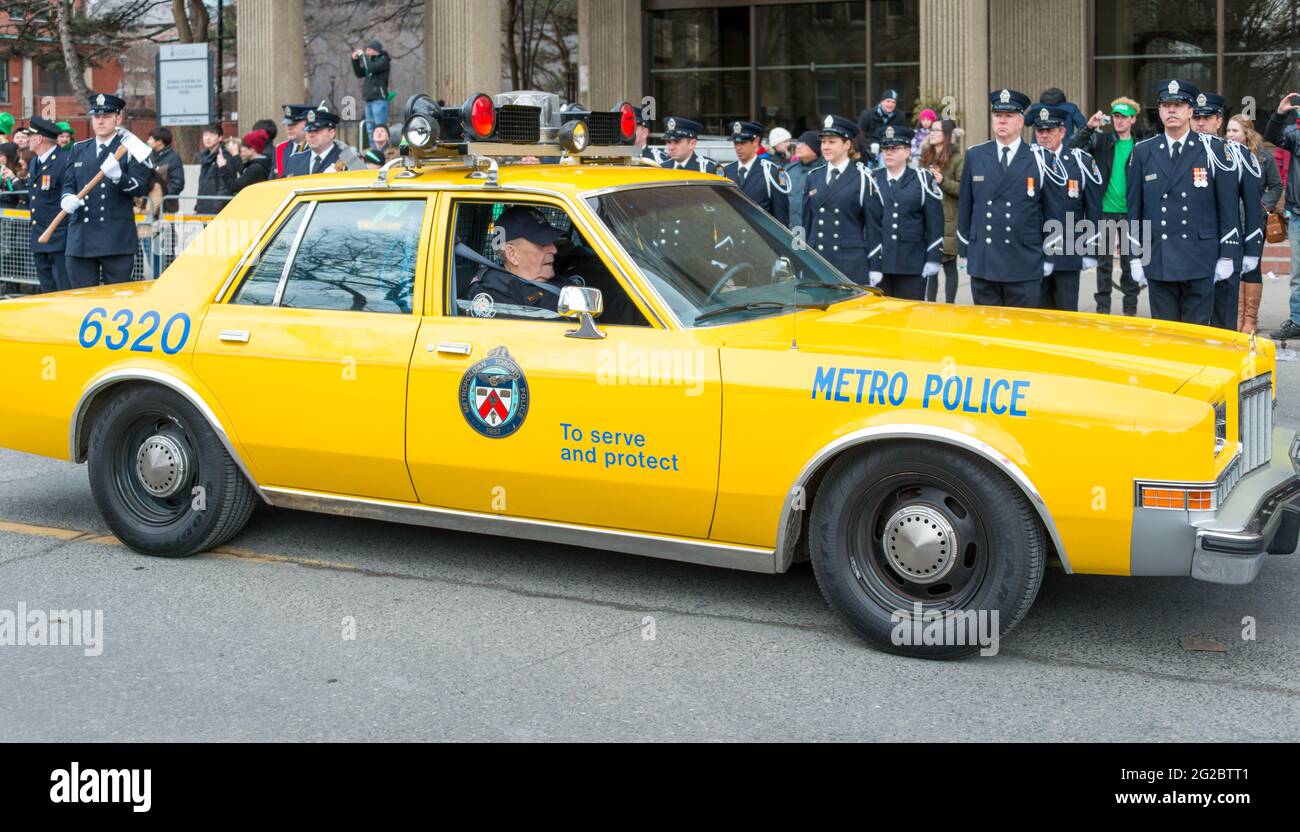 Vecchia auto di polizia vintage parte del patrimonio della polizia di Toronto partecipando alla sfilata del giorno di San Patrizio, Toronto multiculturale gode della cultura irlandese come suo Foto Stock