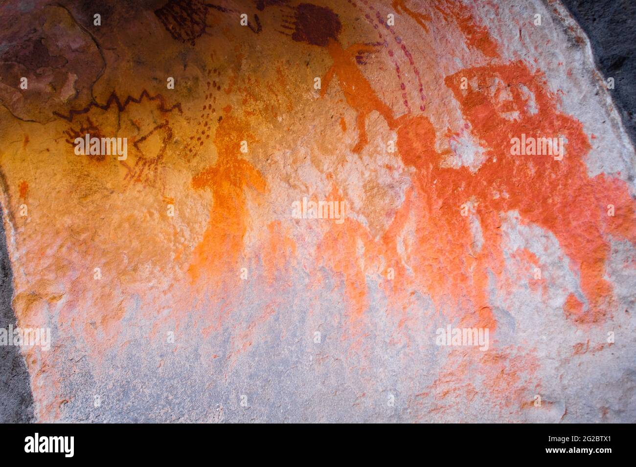 Immagine di una storica parete rocciosa con antichi disegni Foto Stock