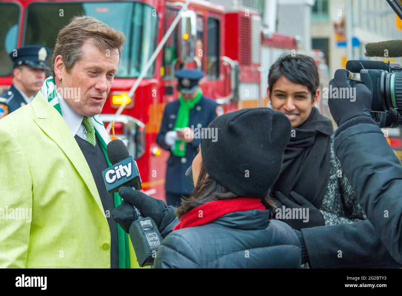 Il sindaco di Toronto John Tory parla ai media durante la parata del giorno di San Patrizio, Toronto multiculturale gode della cultura irlandese come propria Foto Stock