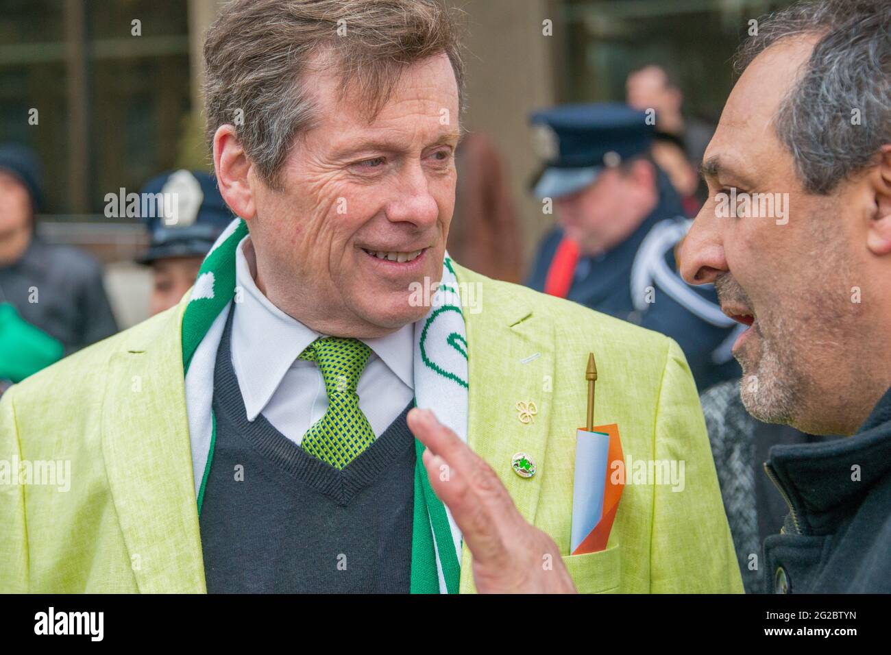 Il sindaco di Toronto John Tory chiacchiera con un cittadino della città durante la 28° edizione della St. Patrick's Day Parade, la quarta più grande del mondo il sindaco di Toronto i Foto Stock