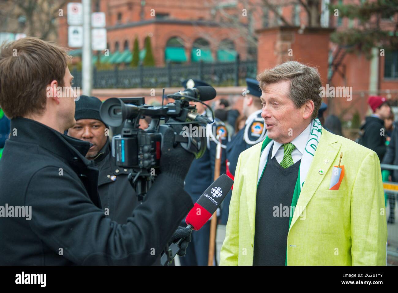Il sindaco di Toronto John Tory ha chiacchierato con i media durante la 28° edizione della sfilata del giorno di San Patrizio, il quarto più grande del mondo il sindaco di Toronto è molto acc Foto Stock