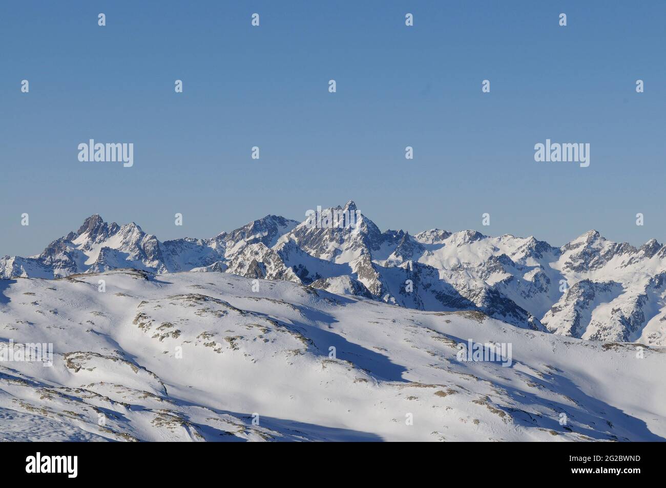 FRANCIA. SAVOIE (73) MAURIENNE PAESE (IL COMPRENSORIO SCIISTICO DI SYBELLES). VISTA SULLE MONTAGNE BELLEDONNE Foto Stock