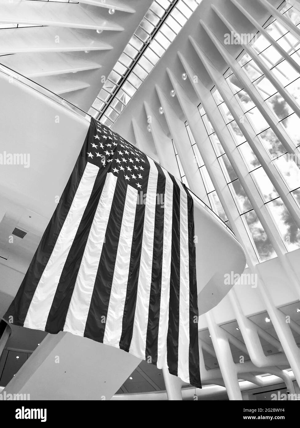 Grande bandiera americana all'interno dell'Oculus al World Trade Center di Manhattan, New York Foto Stock