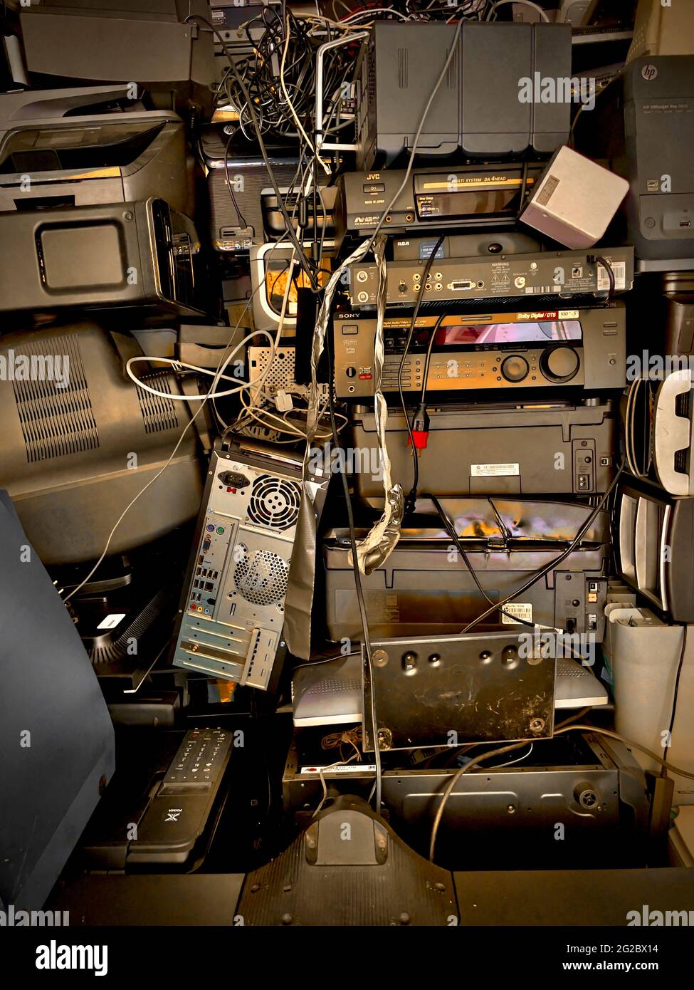 Centro eCycle per l'elettronica a Millburn, NJ, USA. Centro di raccolta per vecchi computer, TV e altri grandi componenti elettronici. Foto Stock