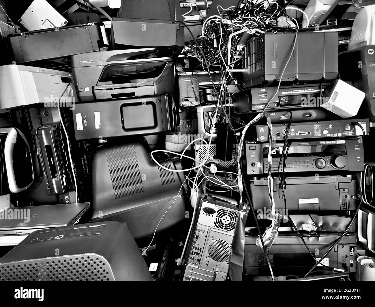 Centro eCycle per l'elettronica a Millburn, NJ, USA. Centro di raccolta per vecchi computer, TV e altri grandi componenti elettronici. Foto Stock