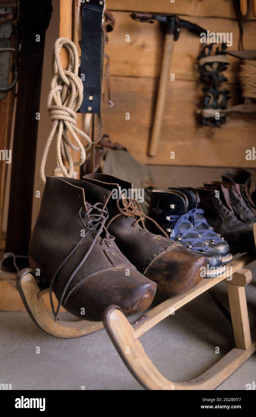 FRANCIA, SAVOIA (73) BEAUFORTAIN, ESPACE DIAMANT SKI AREA, LES SAISIES SKI RESORT, OLD SLED E SCARPE DA MONTAGNA Foto Stock