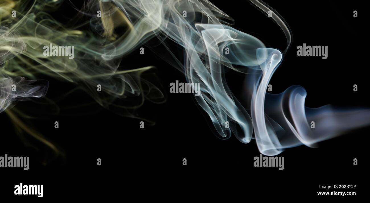 Flusso di fumo astratto colorato su sfondo nero isolato Foto Stock