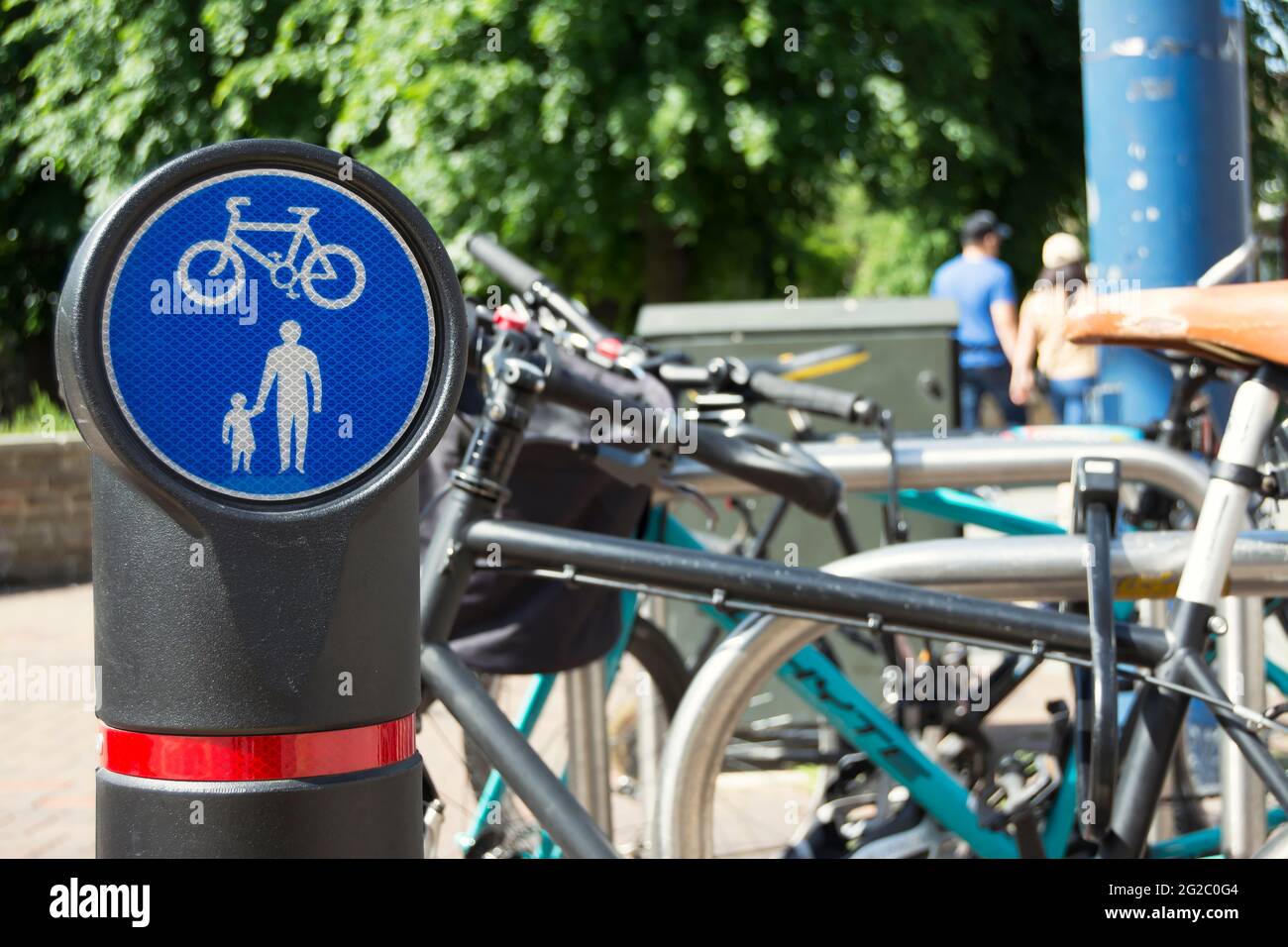 cartello con spazio condiviso per pedoni e ciclisti accanto alle biciclette parcheggiate a kingston upon thames, surrey, inghilterra Foto Stock