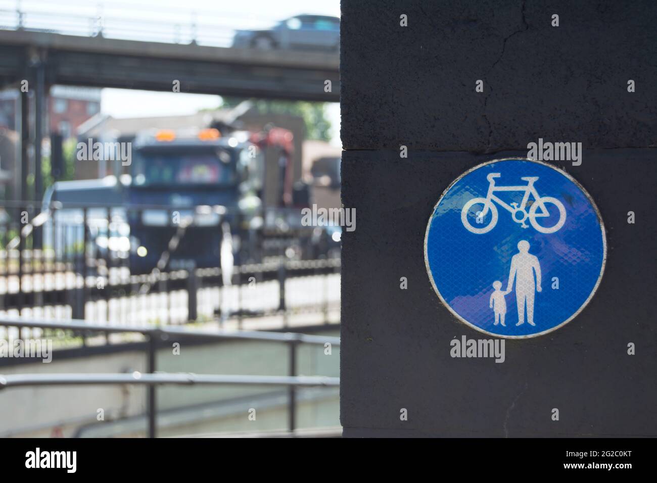 un cartello che indica pedoni e ciclisti condividono un percorso, adiacente alla rotatoria di hogarth e al cavalcavia di chiswick, chiswick, londra, inghilterra Foto Stock