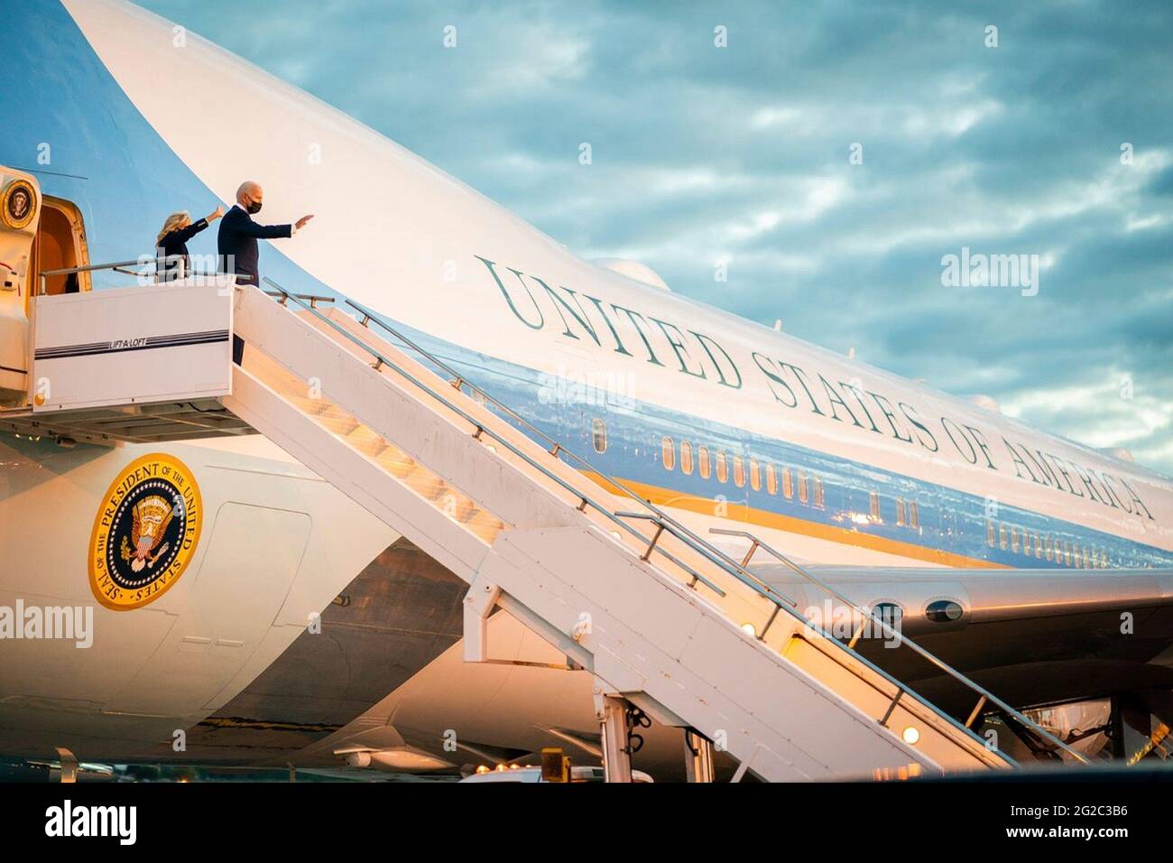 Mildenhall, Regno Unito. 09 giugno 2021. Il presidente degli Stati Uniti Joe Biden e la First Lady Dr. Jill Biden, si fanno largo dall'Air Force One dopo l'atterraggio a RAF Mildenhall il 9 giugno 2021 a Mildenhall, Suffolk, Inghilterra. Credit: Planetpix/Alamy Live News Foto Stock