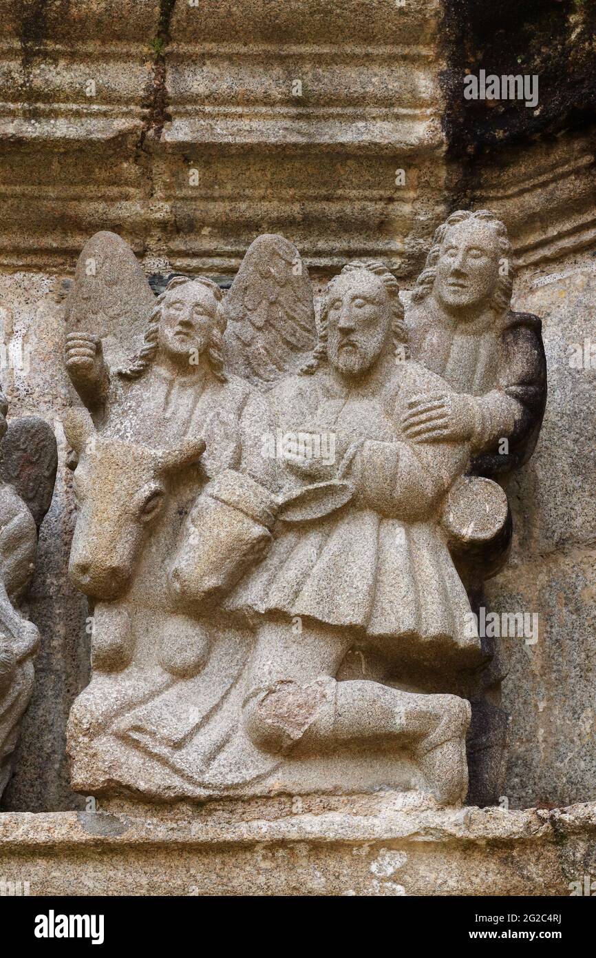 Particolare di scena - motivi biblici - sulla pietra Calvario in Parrocchia vicino Guimiliau, Bretagna, Francia Foto Stock