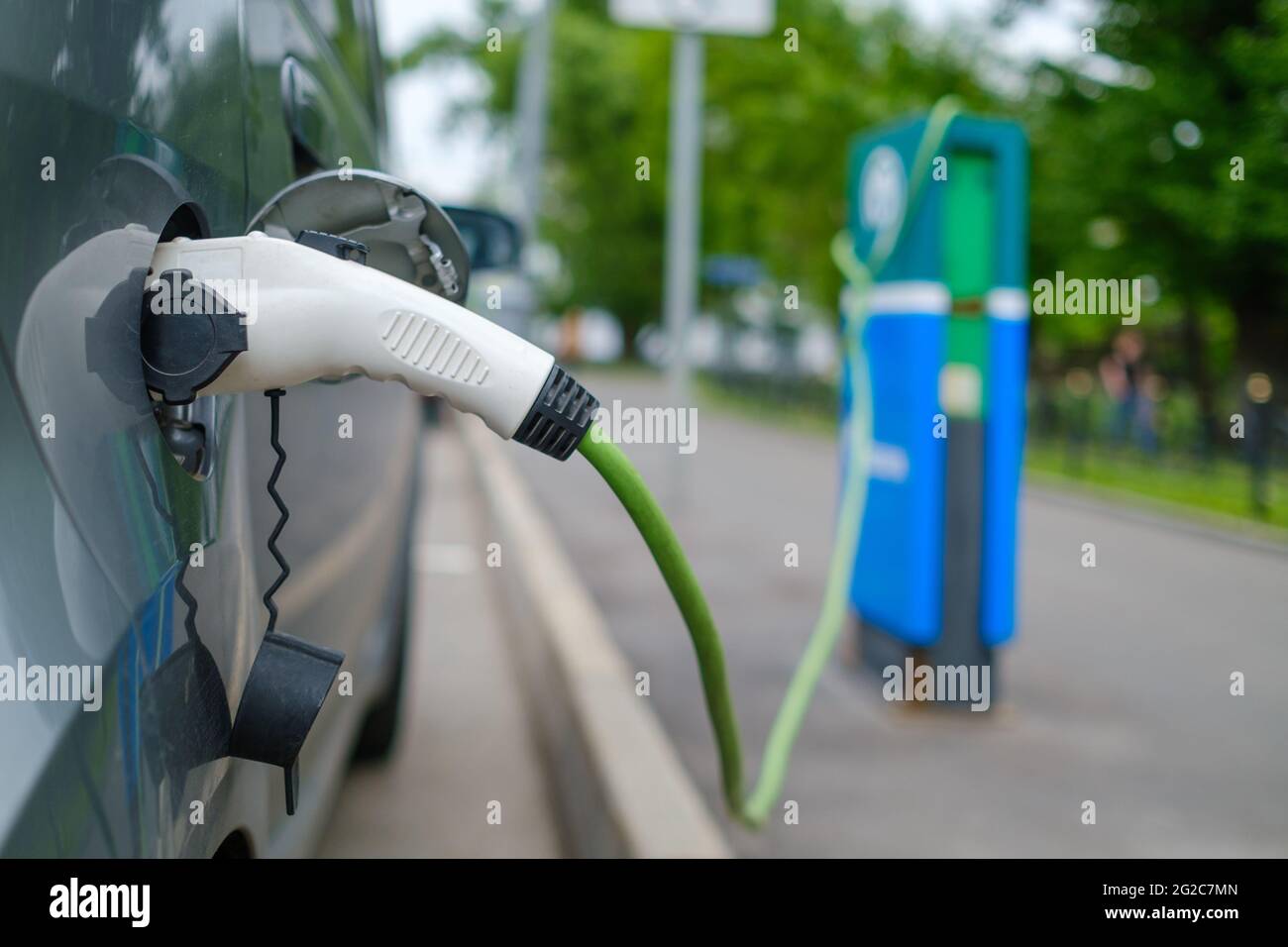 Auto elettrica sulla stazione di carica Foto Stock