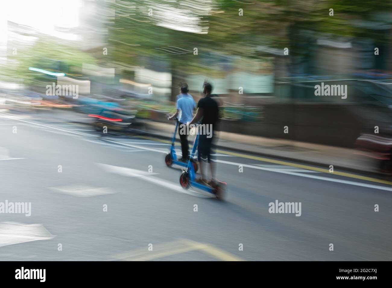 Londra (UK), 10 giugno 2021: Due scooter elettrici si vedono sulle strade della zona dei Docklands a Londra. Foto Stock